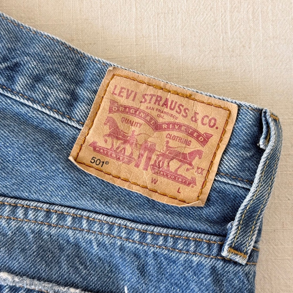 Levis 501 Original Distressed Denim Shorts Medium Wash Blue Womens 28 - Picture 8 of 11